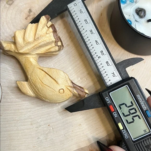 Carved palo santo dolphin from Peru - Picture 3 of 3